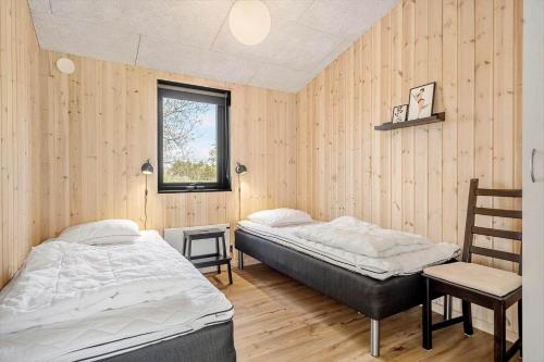 Dos camas en una habitación con paredes de madera. en LF112-Vestervig-Ingeborgs-Alle-12, en Vestervig