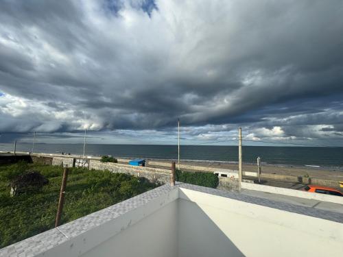 una vista de la playa bajo un cielo nublado en Beachfront Staycation-The Residence, en Mercedes