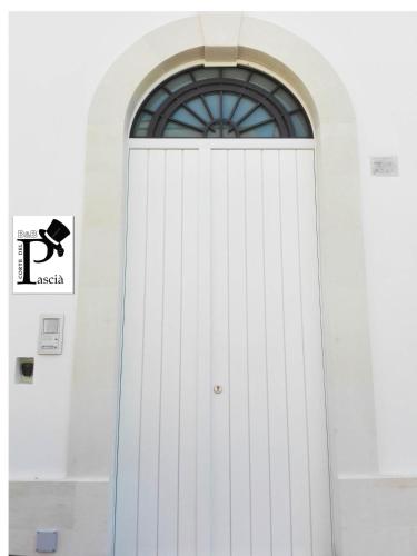 a white door with an arched window at Corte del Pascià in Lecce