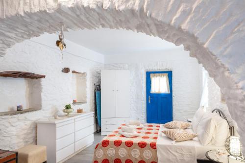 Кровать или кровати в номере Olga's House kythnos D