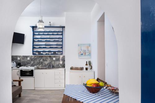 Кухня или мини-кухня в Olga's House kythnos D
