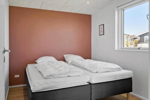 un letto in una camera con due cuscini sopra di LF12744-Ejsingholm-Kildebakken-44 a Ejsingholm