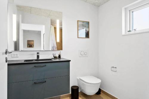 un bagno con lavandino e WC di LF12744-Ejsingholm-Kildebakken-44 a Ejsingholm