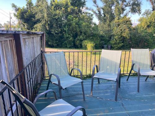 Balcon ou terrasse dans l'établissement Private Guest Room 5 Min and less from FAMU, FSU, Downtown- TheDollHouse