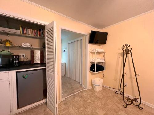 Cuisine ou kitchenette dans l'établissement Private Guest Room 5 Min and less from FAMU, FSU, Downtown- TheDollHouse