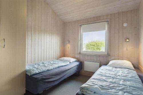 two beds in a small room with a window at LF453-Vestervig-Hannesvej-23 in Vestervig