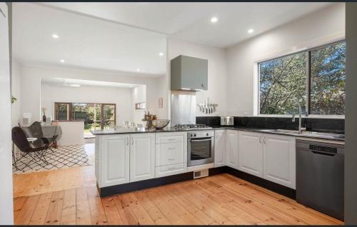 Η κουζίνα ή μικρή κουζίνα στο Spacious 3BR Katoomba Cottage King Bed, Fireplace, Child & Pet Friendly & Large Fully Fenced Backyard