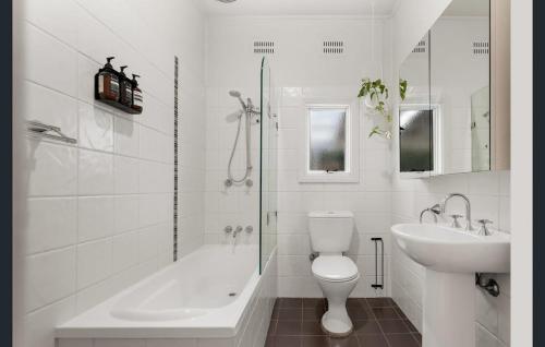 Ένα μπάνιο στο Spacious 3BR Katoomba Cottage King Bed, Fireplace, Child & Pet Friendly & Large Fully Fenced Backyard