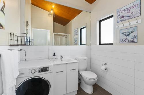 Ένα μπάνιο στο Sunnyside Spa Retreat - Mangawhai Holiday Home