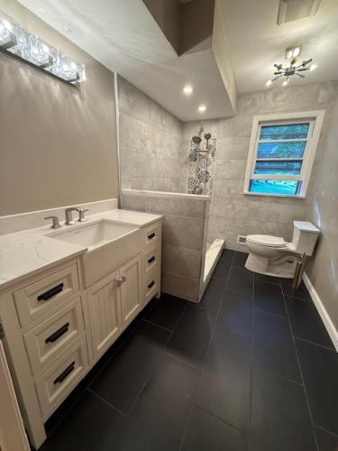 Ένα μπάνιο στο NY City View West Orange Villa 5 bedroom
