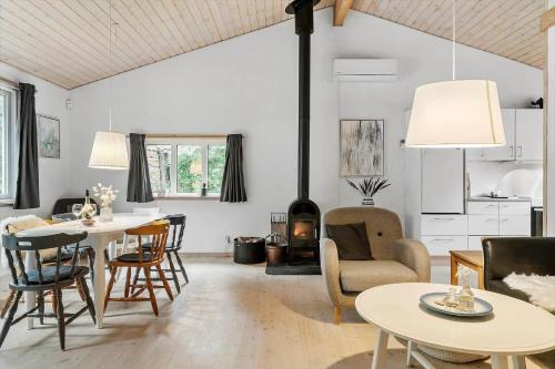 een woonkamer met een tafel en stoelen bij LF10318-Hurup-Thy-Sortmejsevej-2 in Sønder Ydby