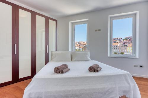 Ένα ή περισσότερα κρεβάτια σε δωμάτιο στο The Perfect View Penthouse Design Apt. - Happy Rentals