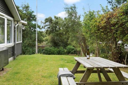 a wooden picnic table in the backyard of a house at LF11108-Struer-Barsidalvej-8 in Struer