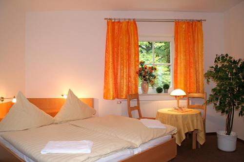 1 dormitorio con cama y ventana en Hotel Garni Neue Schänke en Königstein an der Elbe