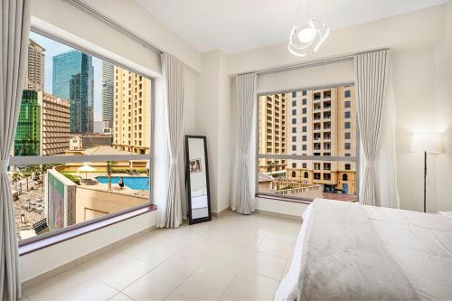 1 dormitorio con ventana grande con vistas a la ciudad en Luxury Residence in the Heart of JBR, en Sabkhah