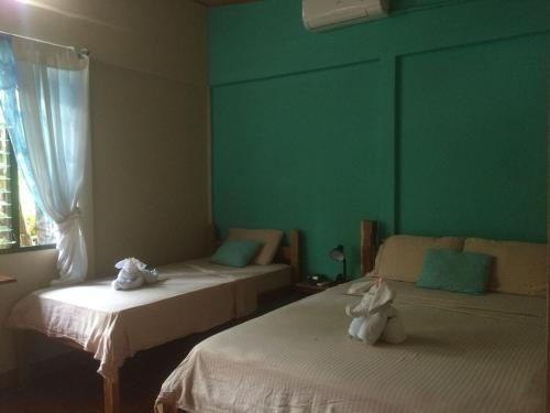 Giường trong phòng chung tại Aloha Surf Nosara - Kahala Hui Cabins #2