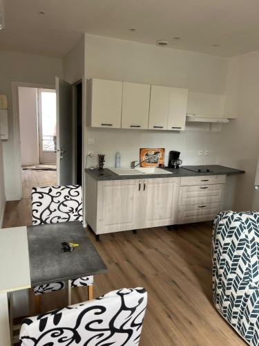 Una cocina o cocineta en Appartement deux pièces agréable et fonctionnel, Wifi gratuit, boîte à clés, proche commodités et gare routière