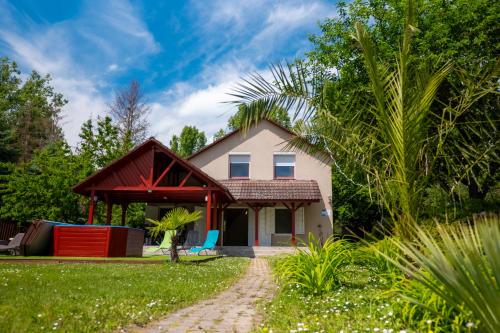 a house with a red roof at Tieffapartmanház Balatonszárszó in Balatonszárszó