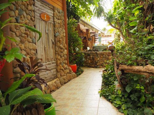 カムペーンペットにあるThree J Guesthouseの石壁・通路付きの石造りの建物