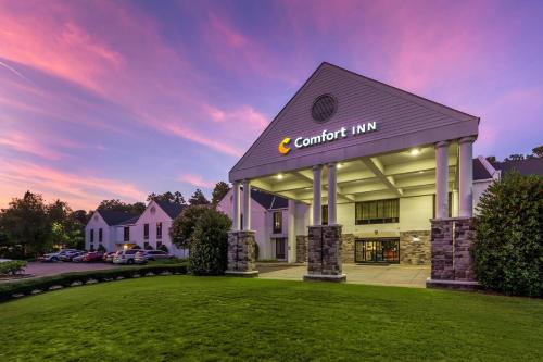 a front view of a carrick inn building with a lawn at Comfort Inn Pinehurst - Southern Pines in Pinehurst