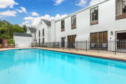 a swimming pool in front of a building at Comfort Inn Pinehurst - Southern Pines in Pinehurst