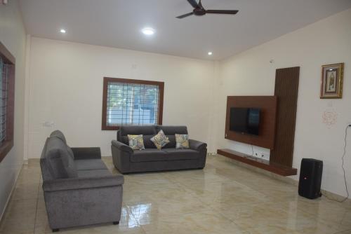 Televisyen dan/atau pusat hiburan di Sunrise Retreat - Kabini
