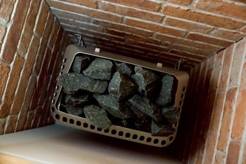 a basket full of rocks in a brick wall at GRACE VILLA Aso Kurokawa in Minamioguni