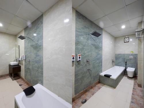 une salle de bain avec une douche, une baignoire et un lavabo dans l'établissement Sarla Hotel Inn - Opp Barclays 62, à Noida