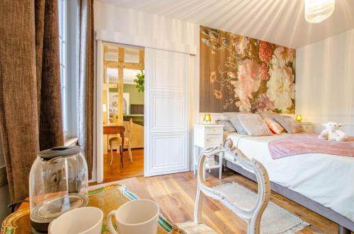 トロワにあるL'ecrin de la cathedraleの壁に大きな絵が飾られたベッドのある寝室