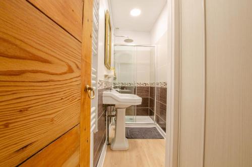 トロワにあるL'ecrin de la cathedraleの洗面台とトイレ付きのバスルーム