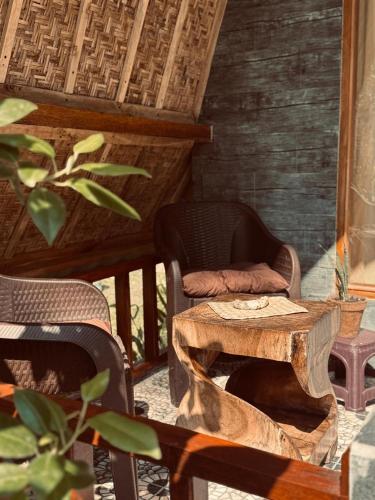 a room with a table and a chair and a table sidx sidx sidx at Rising Sun Bungalows in Gili Meno