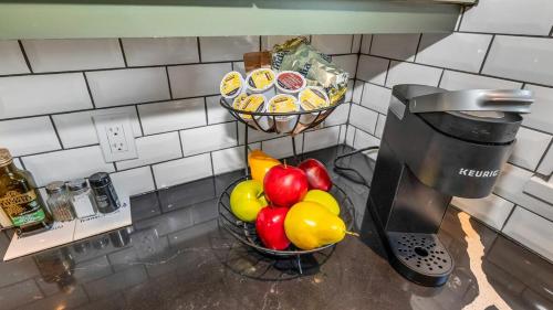 Dapur atau dapur kecil di Garden suite middle of Victoria close to highways
