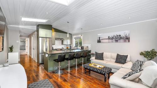 Ruang duduk di Garden suite middle of Victoria close to highways