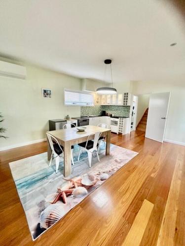 Woody PointにあるGuest home in Margate, close to the beachのダイニングルーム(テーブル、椅子付)