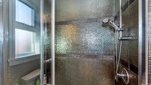 Bilik mandi di Garden suite middle of Victoria close to highways