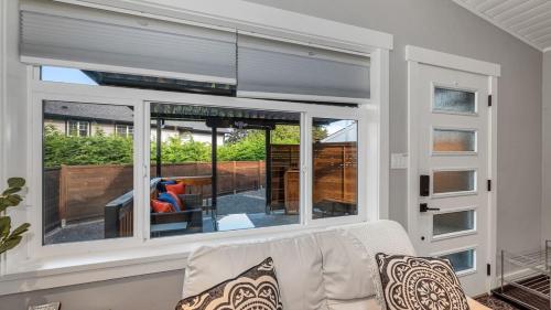 Ruang duduk di Garden suite middle of Victoria close to highways