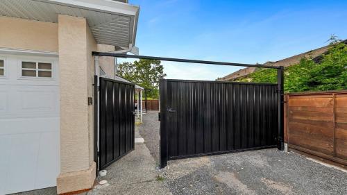 Gambar di galeri bagi Garden suite middle of Victoria close to highways di Victoria