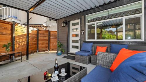 Ruang duduk di Garden suite middle of Victoria close to highways