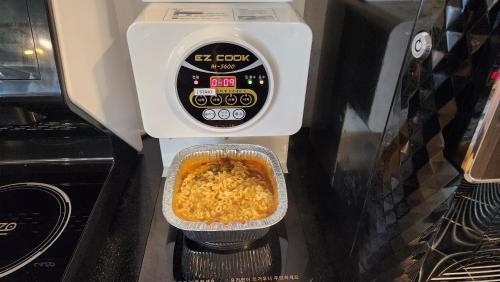 a food processor with a bowl of macaroni and cheese at JB Plus Hotel in Busan
