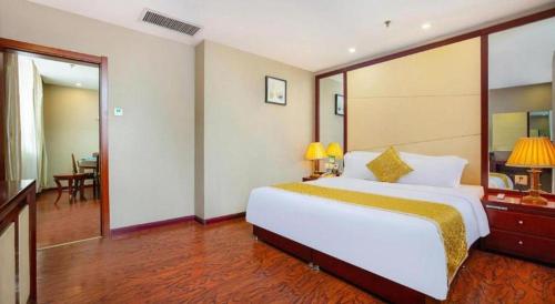 a bedroom with a large white bed in a room at GreenTree Inn Taiyuan PinGYAng Road Business Hotel in Taiyuan