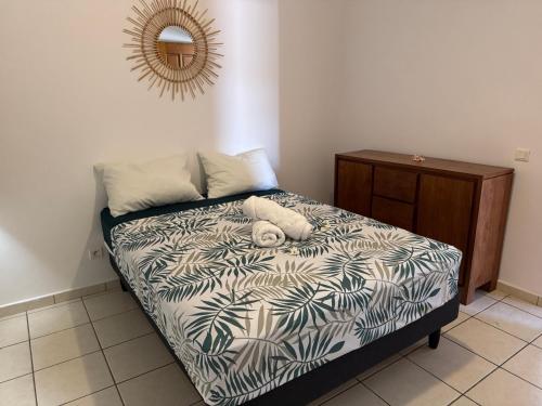 a bedroom with a bed and a mirror on the wall at O Temae Lodge Moorea in Temae