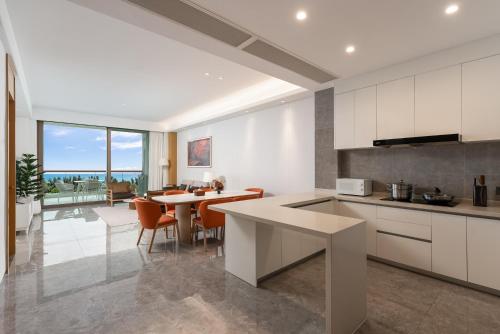 Η κουζίνα ή μικρή κουζίνα στο CGGC by BOBOLI at Haitang Bay Sanya City#only 50 meters to Beach and Sea Swimming Area