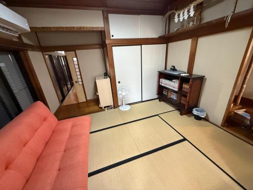 an overhead view of a living room with an orange couch at ＳｅａＳａｉｄｅＨｏｕｓｅ湯河原 in Yugawara