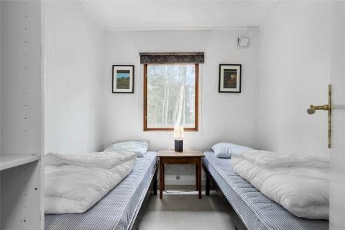 En eller flere senge i et værelse på 2528-Nexo-Gubbegardsvejen-22