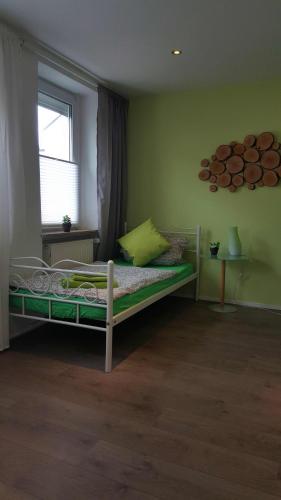 una camera da letto con un letto in una stanza con una finestra di Tuvalu a Remagen