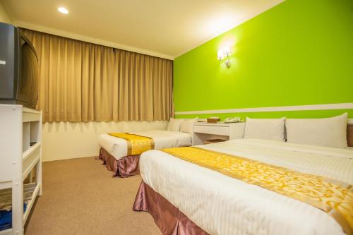 Ein Bett oder Betten in einem Zimmer der Unterkunft Ming Zhi Hot Spring Hotel Building A