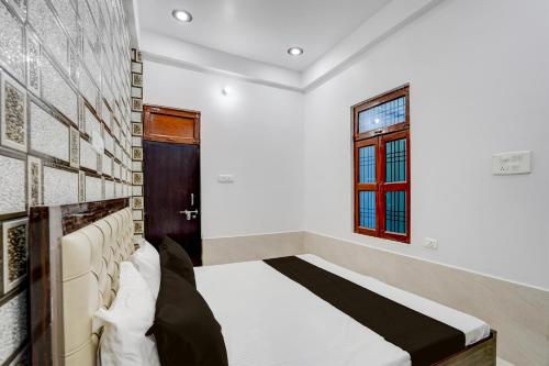 a bedroom with a bed and a window at SPOT ON The Soraon Residency in Phāphāmau