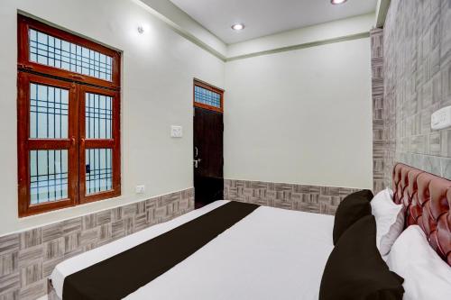 a room with a bed and two windows at SPOT ON The Soraon Residency in Phāphāmau
