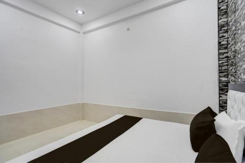 a white room with a black and white couch at SPOT ON The Soraon Residency in Phāphāmau