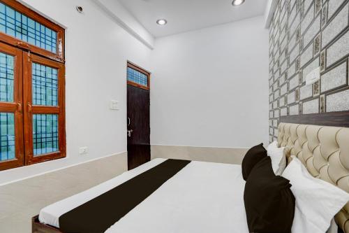 a bedroom with a bed and a window at SPOT ON The Soraon Residency in Phāphāmau